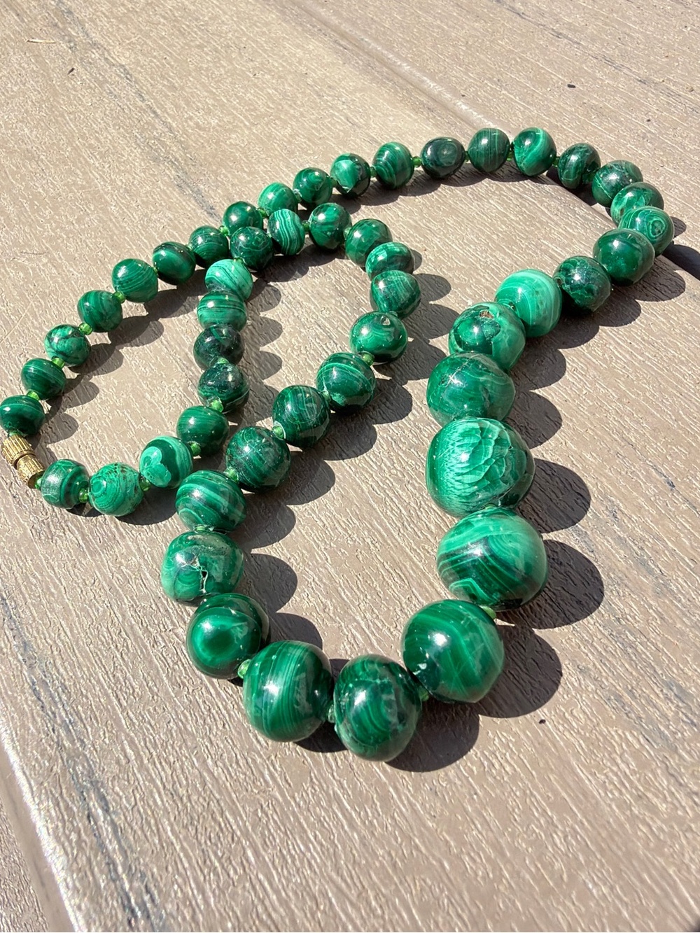 18” Vintage graduated malachite and‎ seed bead necklace w/ gold tone clasp!